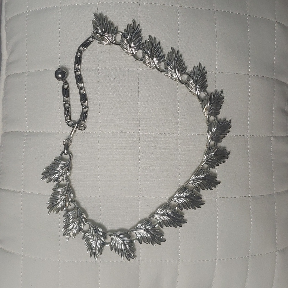VINTAGE LISNER LEAF NECKLACE